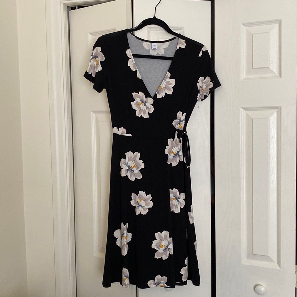 Old Navy NWOT black & white floral wrap dress